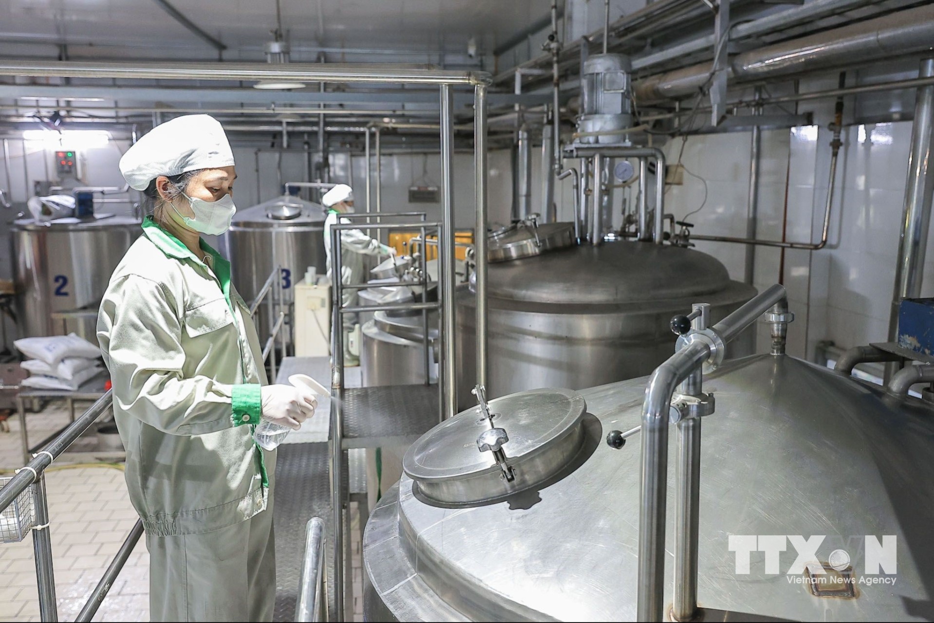 Các công đoạn chế biến sản phẩm từ sữa được thực hiện bằng hệ thống thiết bị chuyên dụng, khép kín, bảo đảm vệ sinh an toàn thực phẩm. (Ảnh: Lê Đông/TTXVN)